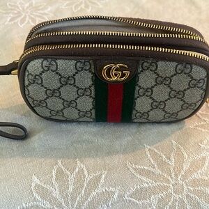 Ophidia Wristlet . Gucci GG supreme canvas and leather.